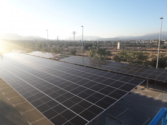 La UA inaugura una planta fotovoltaica capaz de producir 213.000 kw/h anuales
