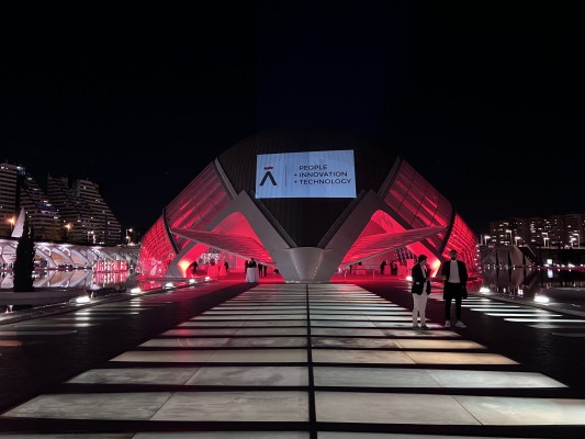 Lãberit tiñe de rojo L’Hemisferic en su celebración de Navidad tras dos años sin celebrarla