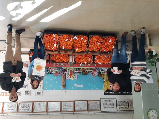 Burriana reparte más de 1.800 kilos de 'clemenules' en colegios e institutos