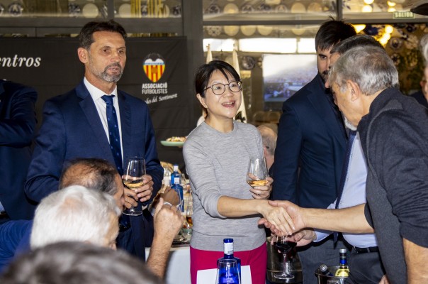 Layhoon anuncia ante los veteranos del Valencia un derbi de Leyendas en 2023 para conmemorar el centenario de Mestalla