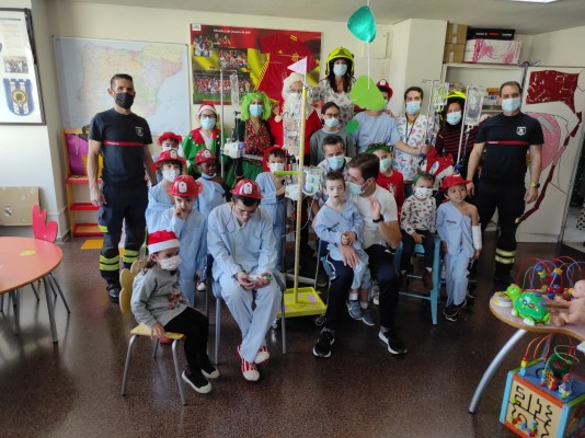 Papá Noel y los Bomberos llevan la Navidad a la Unidad de Oncología del Hospital de Alicante