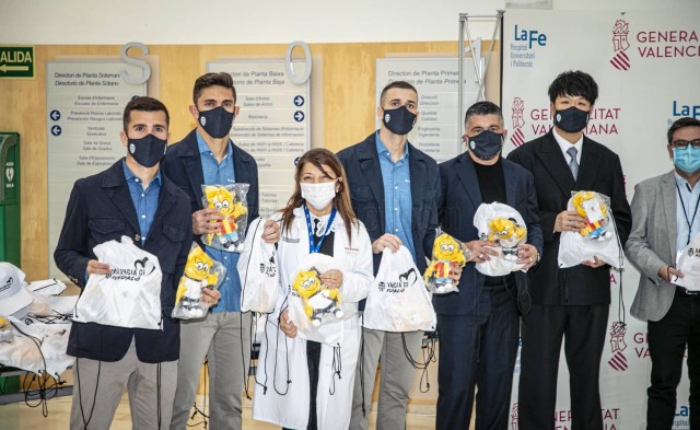 El Valencia lleva regalos a los niños hospitalizados