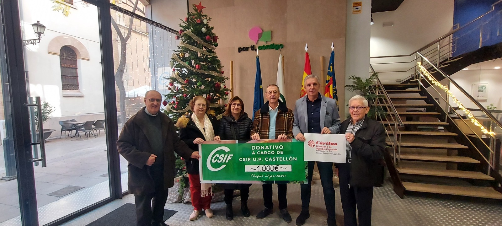  De izquierda a derecha, Jesús Vilar, párroco de San Vicente; Rosvinda Sanz de Bremond, Anne Stanislas y Eugenio Díaz, voluntarios de Cáritas; Javier Estrada, presidente de CSIF Castellón; y Nicolás Lumbreras, director de Cáritas en la parroquia. FOT - 