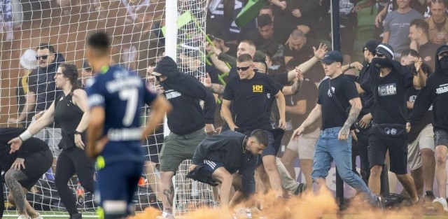 Trece acusados por la violenta invasión de un campo de fútbol en Australia
