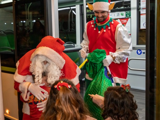 La Plaça del Nadal en las Chimeneas de Elche recibe a Papá Noel, que inaugura su casita