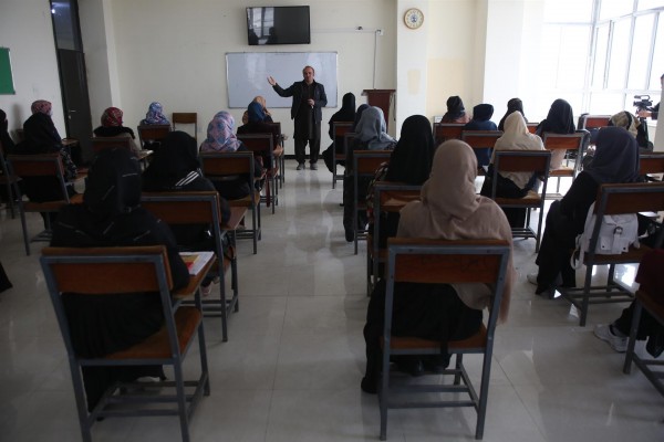 Los talibán vetan el acceso a la universidad a las mujeres en Afganistán
