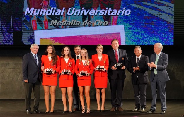 Josele Ballester, Carla Tejedo y Carla Bernat, de la Federación Valenciana,  son premiados en la Gala del Golf Español 2022