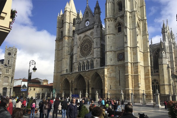 León en tres actos