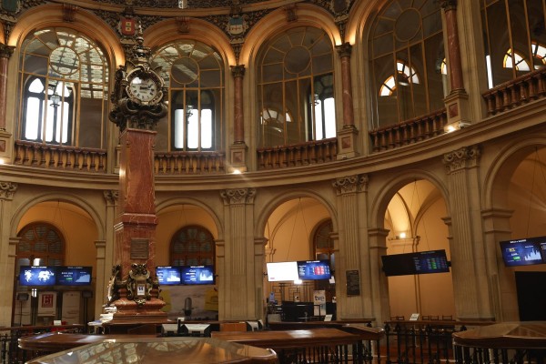 El Ibex 35 modera su avance al 0,3% al cierre de la sesión, pero se mantiene en los 8.100 enteros
