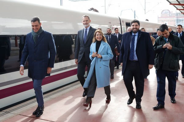 Sánchez anuncia la gratuidad de los bonos de Media Distancia Avant entre Murcia y Alicante