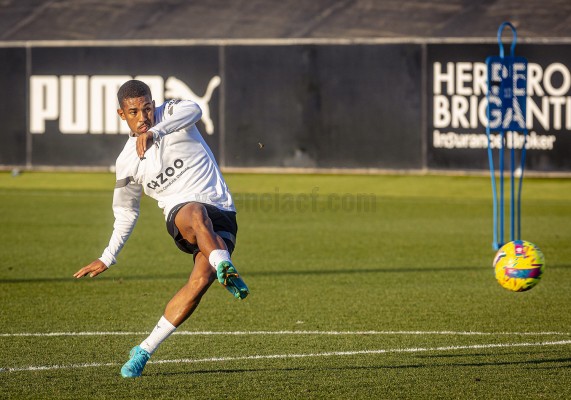 El Valencia vuelve al trabajo y prepara el amistoso ante el AZ Alkmaar
