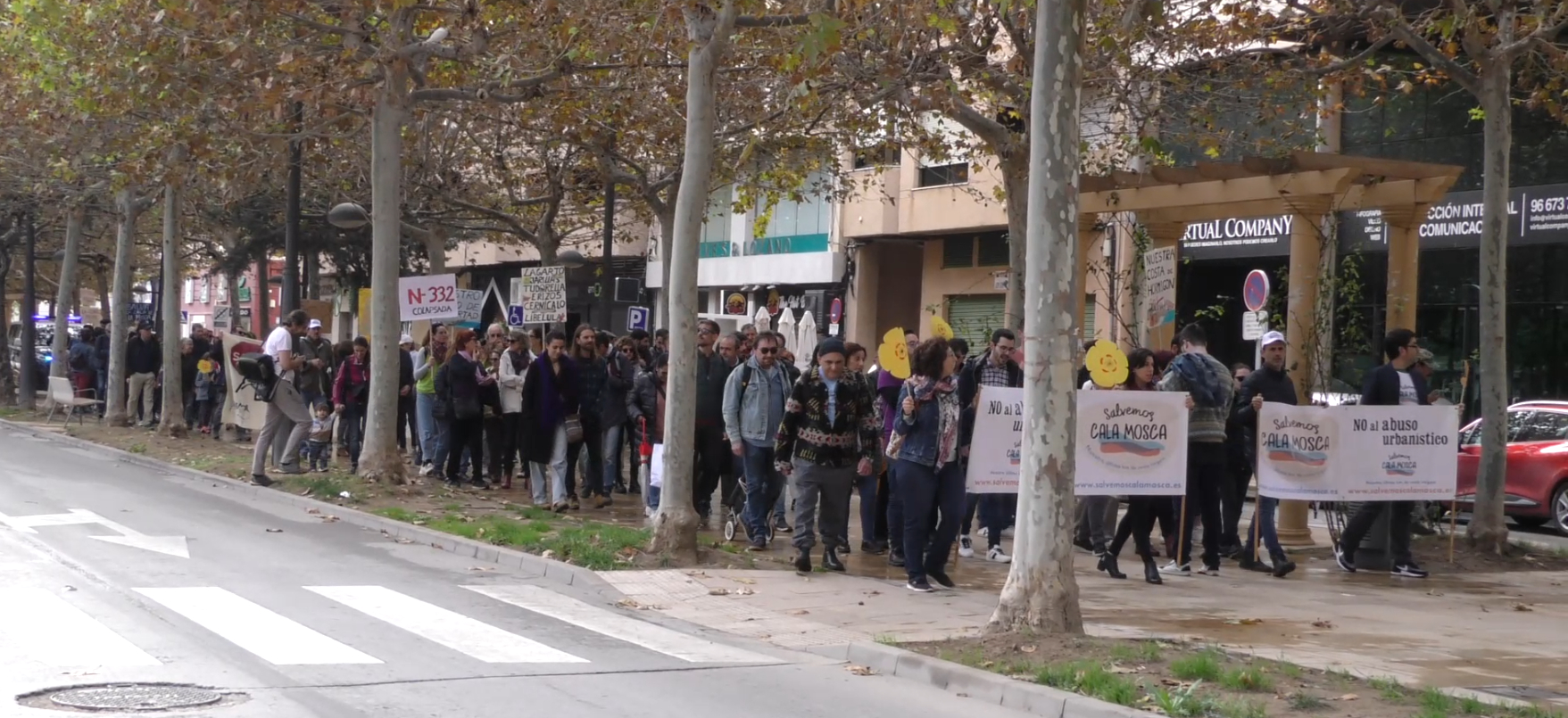 Decenas de personas muestran su rechazo al proyecto para construir 2.200 casas en Cala Mosca