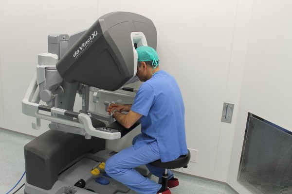 Clínica Diagonal apuesta por Da Vinci, el robot quirúrgico de máxima precisión
