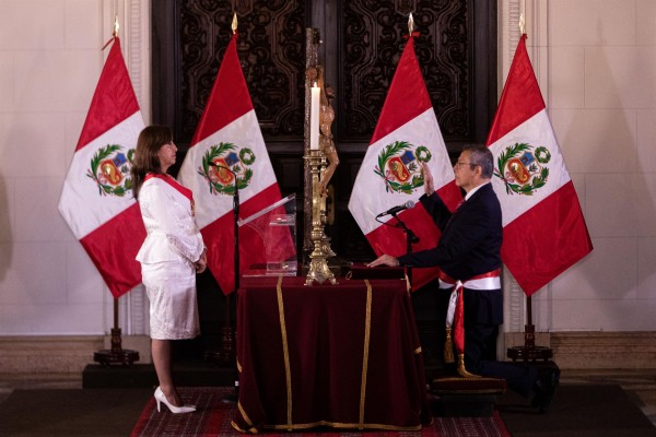 La presidenta de Perú destituye a su primer ministro y anuncia una reestructuración