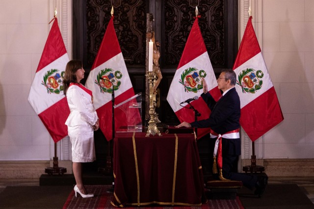 La presidenta de Perú destituye a su primer ministro y anuncia una reestructuración