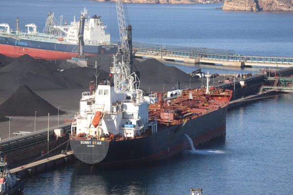 El Puerto supera los 33,5 millones de toneladas movidas antes de acabar el año gracias al impulso de los graneles sólidos
