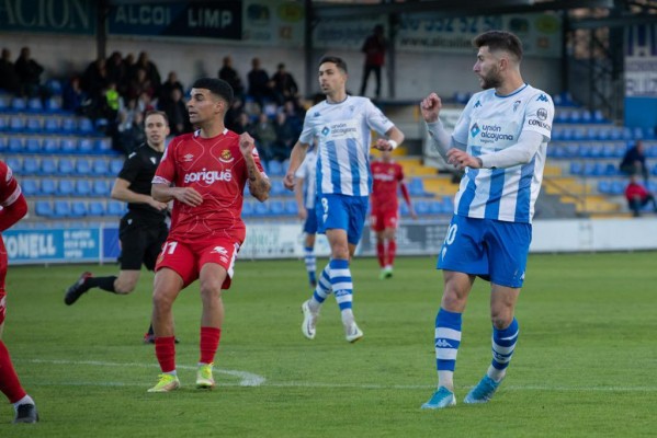 El Alcoyano deja escapar en el descuento dos puntos ante un rival en inferioridad numérica