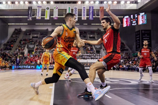 El Valencia Basket gana con solvencia a un Covirán mermado