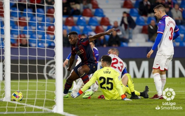 El Eibar mantiene al Levante a raya