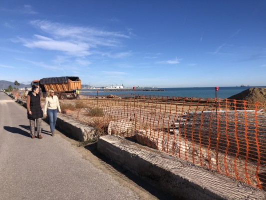 PortCastelló inicia la aportación de la franja dunar de un kilómetro a la playa de Almassora
