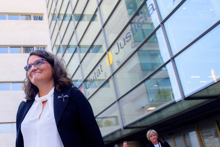 Mónica Oltra, a la salida de la Ciudad de la Justicia. Foto: KIKE TABERNER - 