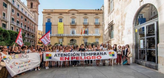 Familias y profesionales se manifiestan por la calidad de la Atención Temprana