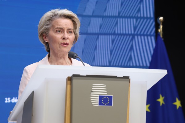 La UE importará electricidad azerí por el mar Negro tras el acuerdo firmado en Bucarest 