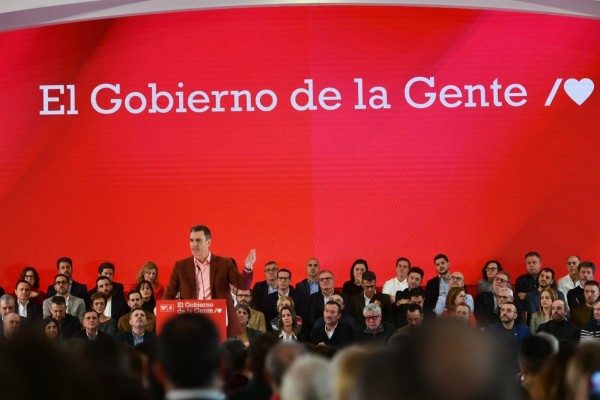 Sánchez dice que aprobará un paquete de ayudas a la industria gas intensiva y cerámica este mes