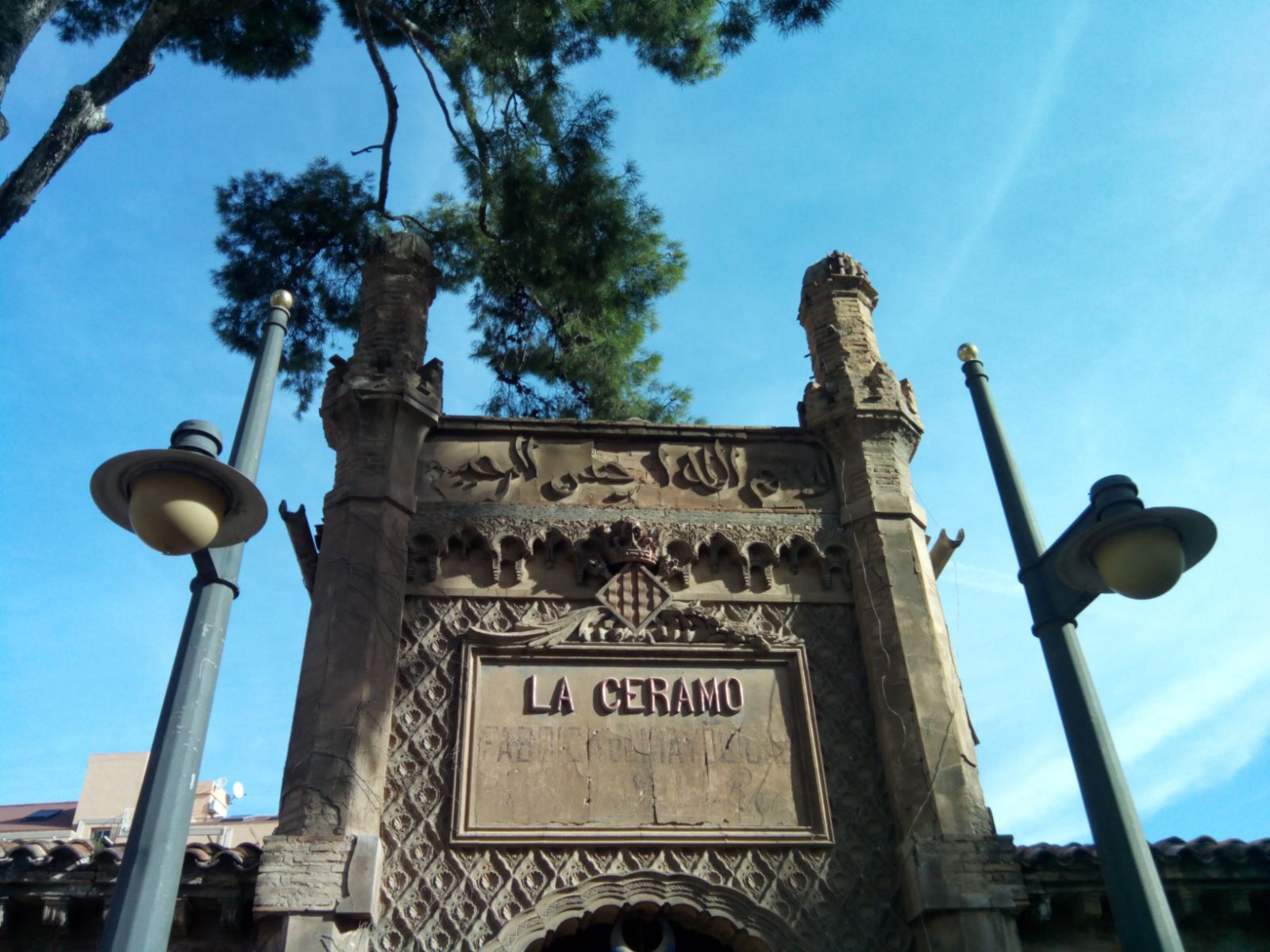 Se desprenden tejas de la portada de La Ceramo a pesar de las obras de urgencia