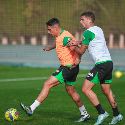 El Elche prepara la Copa con la baja de John y varias dudas
