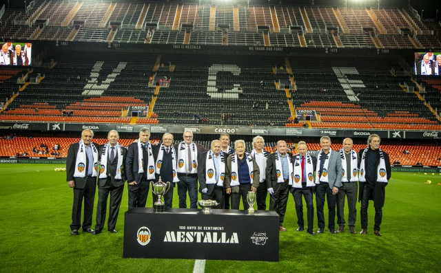 El Valencia homenajea a los jugadores que se midieron al Nottingham Forest
