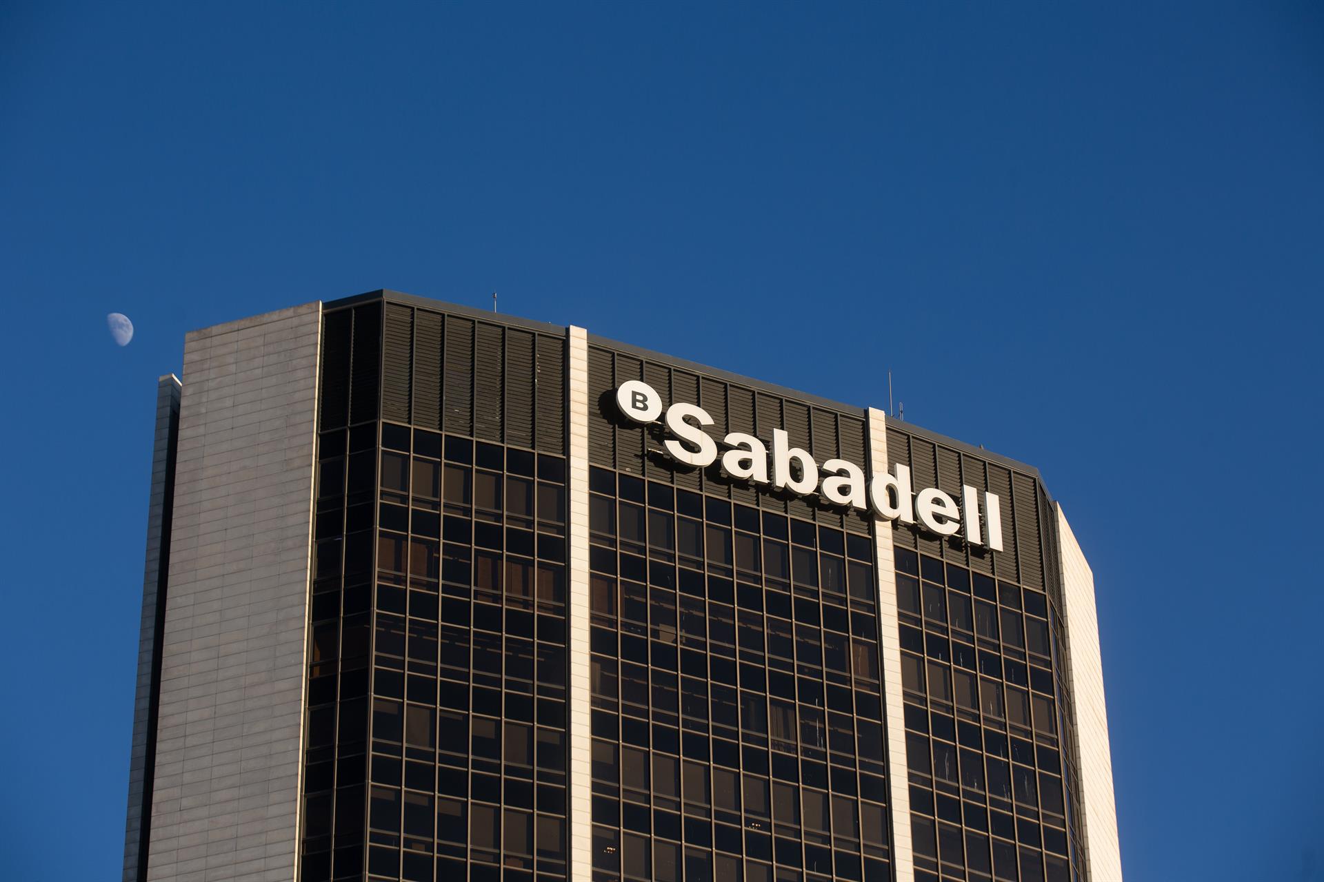  Banco Sabadell aplicará en 2023 una subida salarial mínima de 600 euros a todos sus empleados