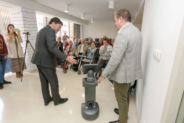 Alicante adquiere un robot de Bumerania para el edificio intergeneracional de Plaza de América