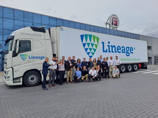 Lineage ya luce su nombre en el primer camión de la murciana Grupo Fuentes