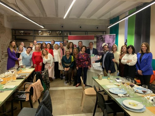 Foro Ilusionando y Colabora Mujer realizan su segunda Comida Solidaria en el restaurante de Cáritas