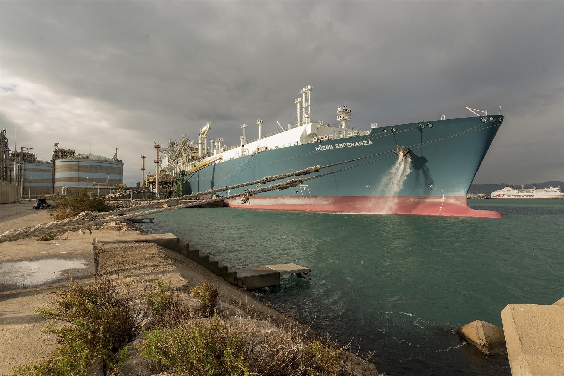 La regasificadora de Sagunto carga el primer buque que servirá de regasificadora flotante en Alemania