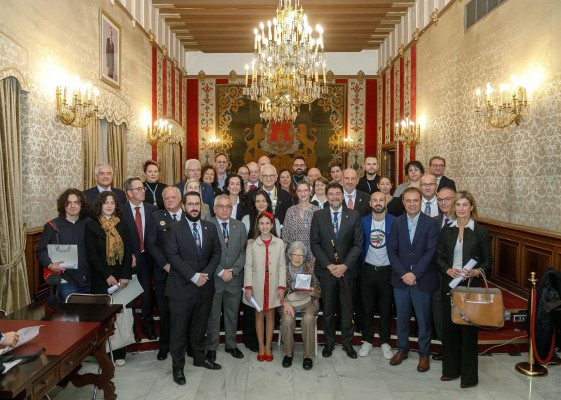 Alicante concede su máxima distinción a sus ciudadanos, la Policía Local, el doctor Balmis y el IES Jorge Juan