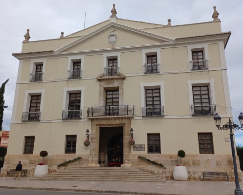 La fachada del palacio del Ayuntamiento de Paterna recupera sus colores originales
