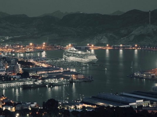 Las 59 torres y 628 lámparas y proyectores de los muelles de Cartagena se pasan a la eficiencia energética  