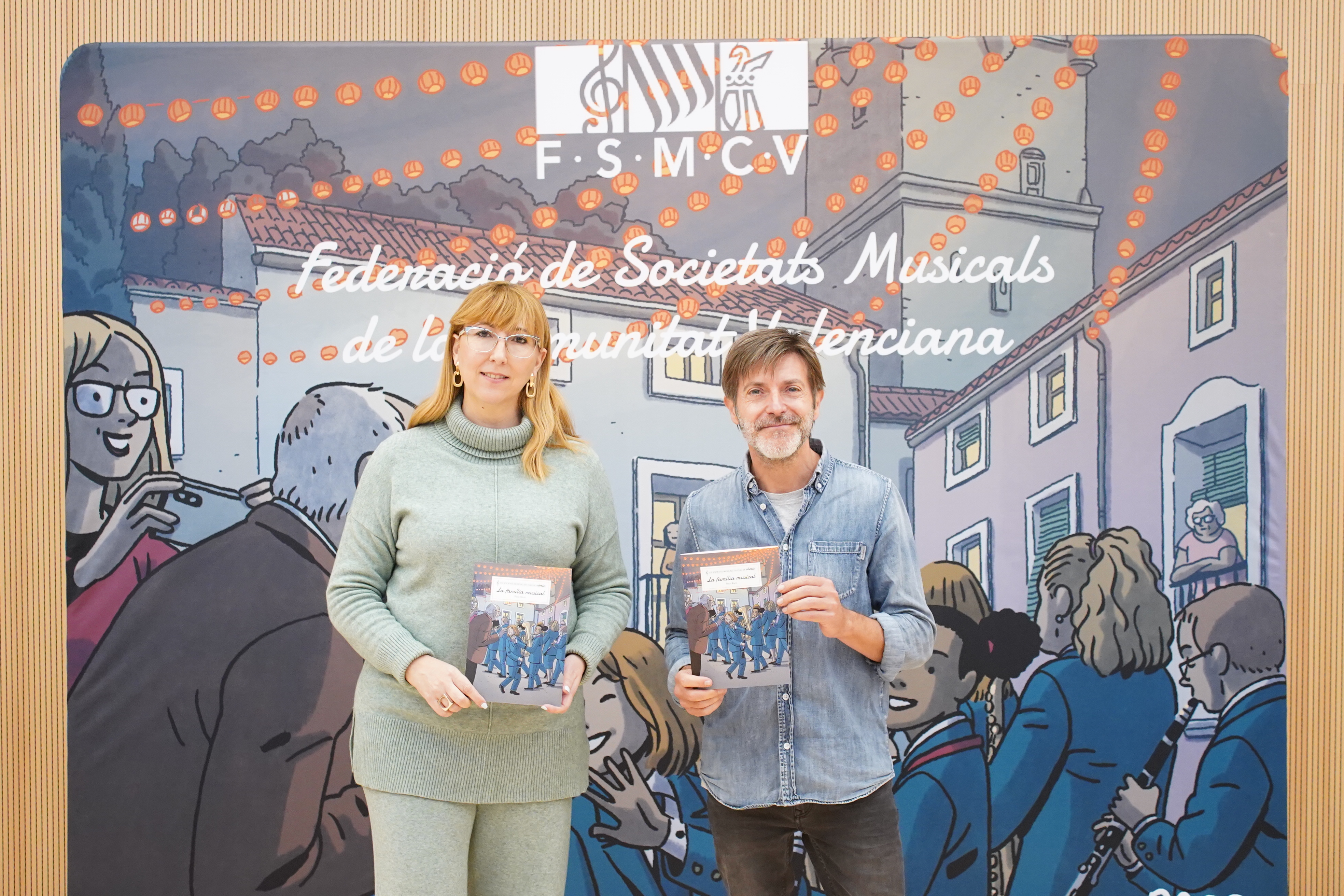 Paco Roca y Daniela González durante la presentación del cómic 'La familia musical' (Foto: FERNANDO MORENO) - 