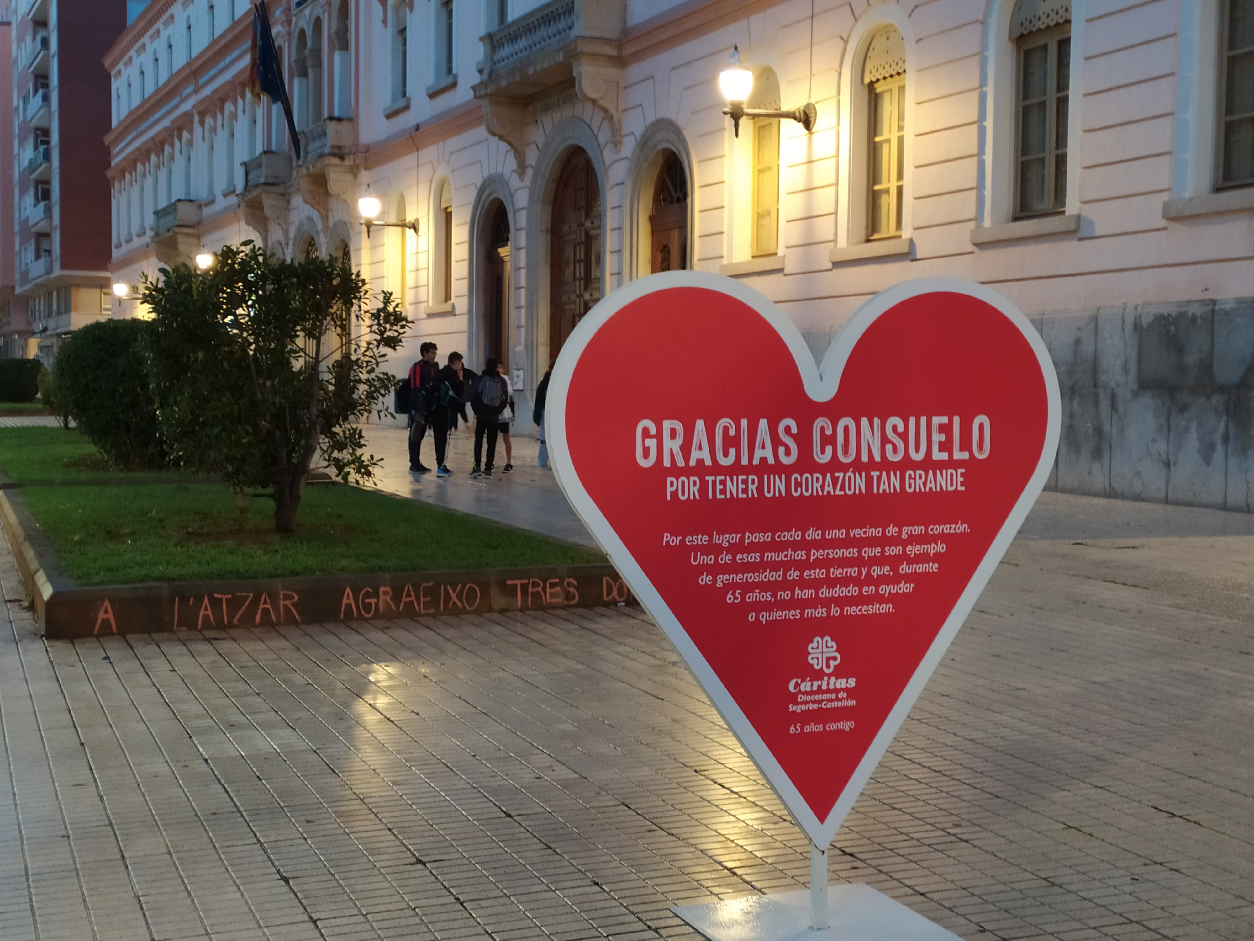 Cáritas Diocesana distribuye 'corazones' por Castellón en agradecimiento a los vecinos