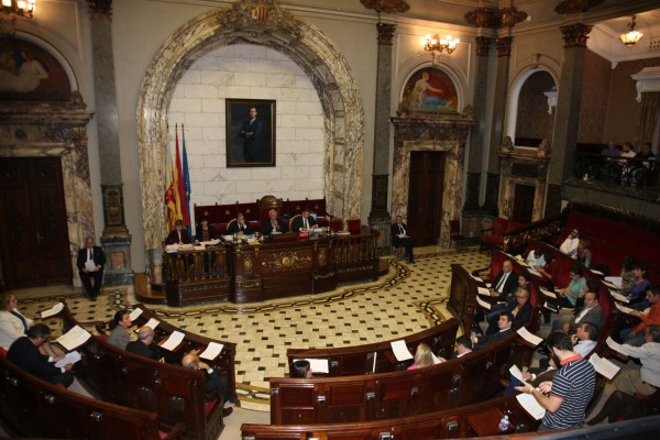 València en Comú tensa el tripartito al abstenerse en la votación de presupuestos
