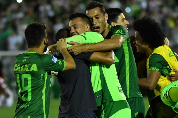 Clubes de Brasil se ofrecen a ceder jugadores a Chapecoense tras la tragedia aérea y piden que no descienda