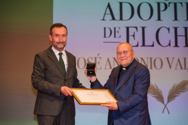 Elche hace ‘Hijo Adoptivo’ al vicario episcopal José Antonio Valero Pérez por su contribución a La Festa 