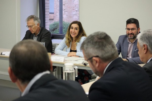 Navarro pide a las grandes distribuidoras que apoyen los productos valencianos y de temporada