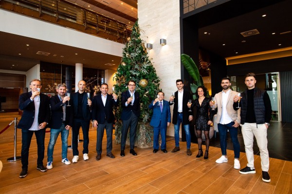 El Levante brinda por el ascenso en su comida de Navidad

