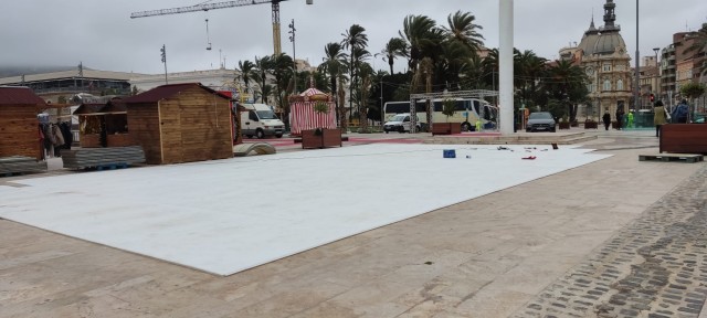 El Puerto estrena este viernes una pista de hielo sintético de 300 metros cuadrados instalada por el Ayuntamiento