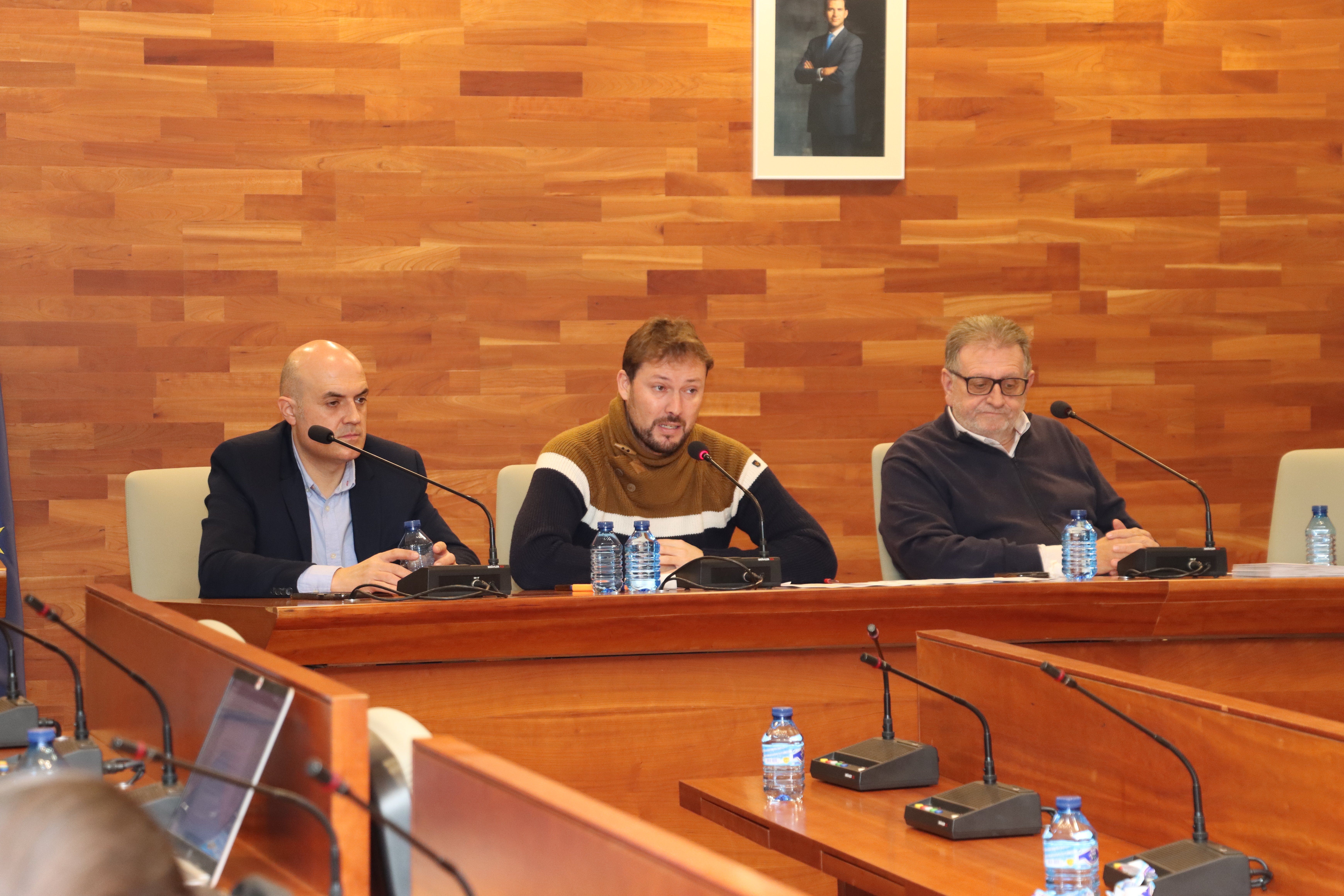 El alcalde, Jesús Ros, con los concejales Raúl Claramonte (Cs) y Andrés Campos. Foto: Ajuntament de Torrent - 