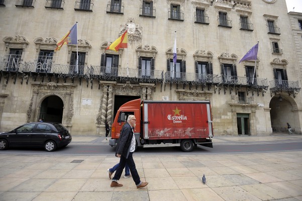 Se acabó el 'vuelva usted mañana': Alicante centraliza la ayuda telefónica y presencial