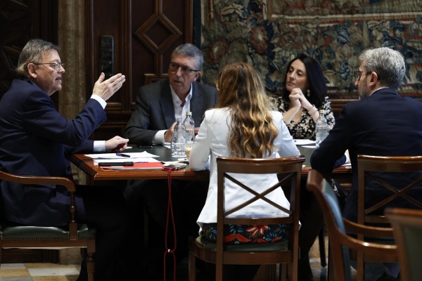 Puig da un golpe en la mesa con las renovables: el Consell acuerda agilizar los proyectos 